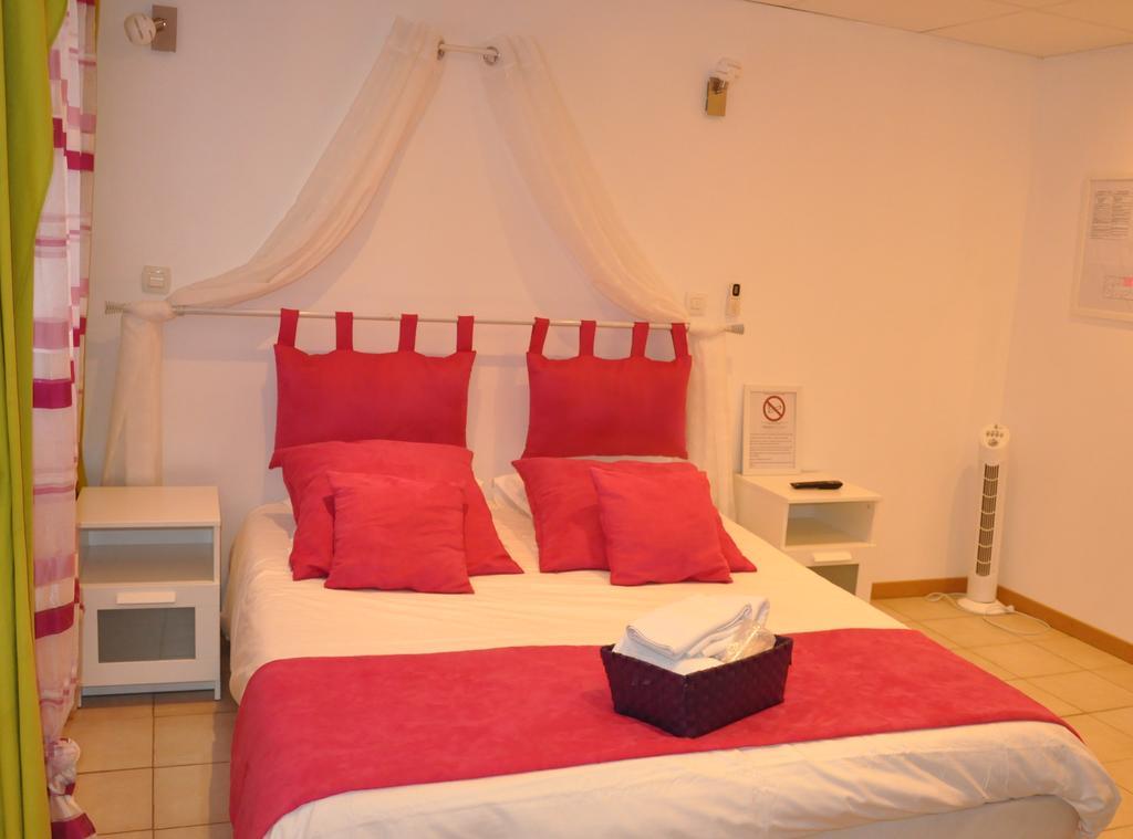 Hotel Les Mimosas Борм-ле-Мимоза Номер фото